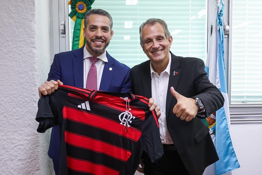 Bap ao lado de Rodrigo Pires, segurando camisa do Flamengo
