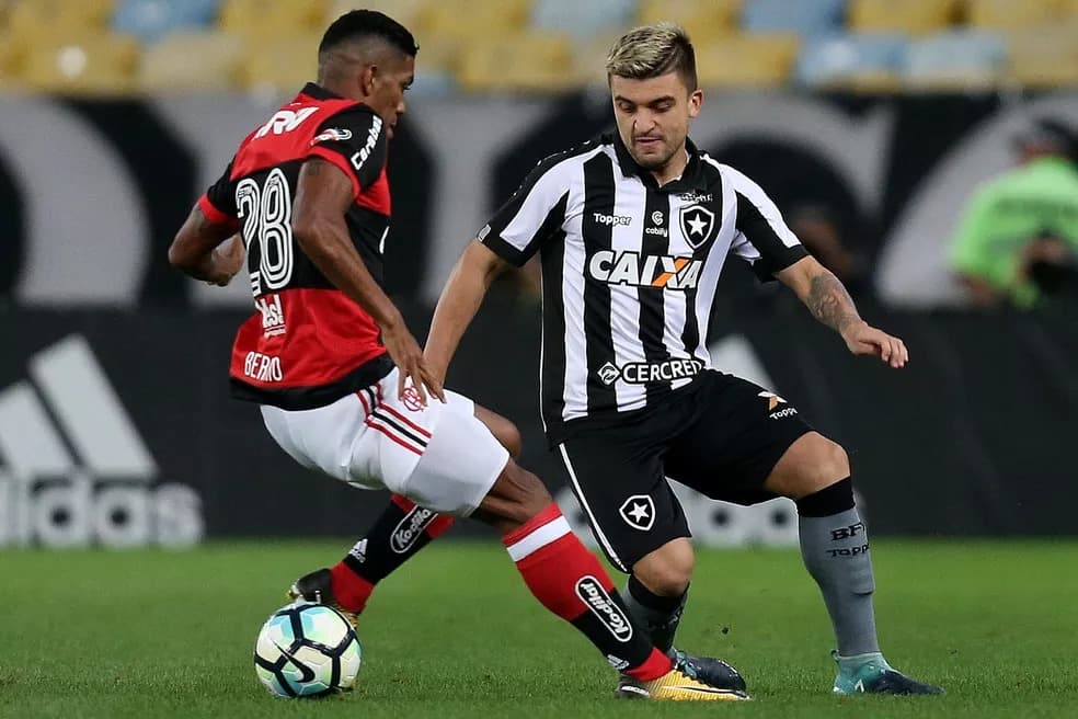 Berrío e Victor Luis em Flamengo x Botafogo pela Copa do Brasil 2017