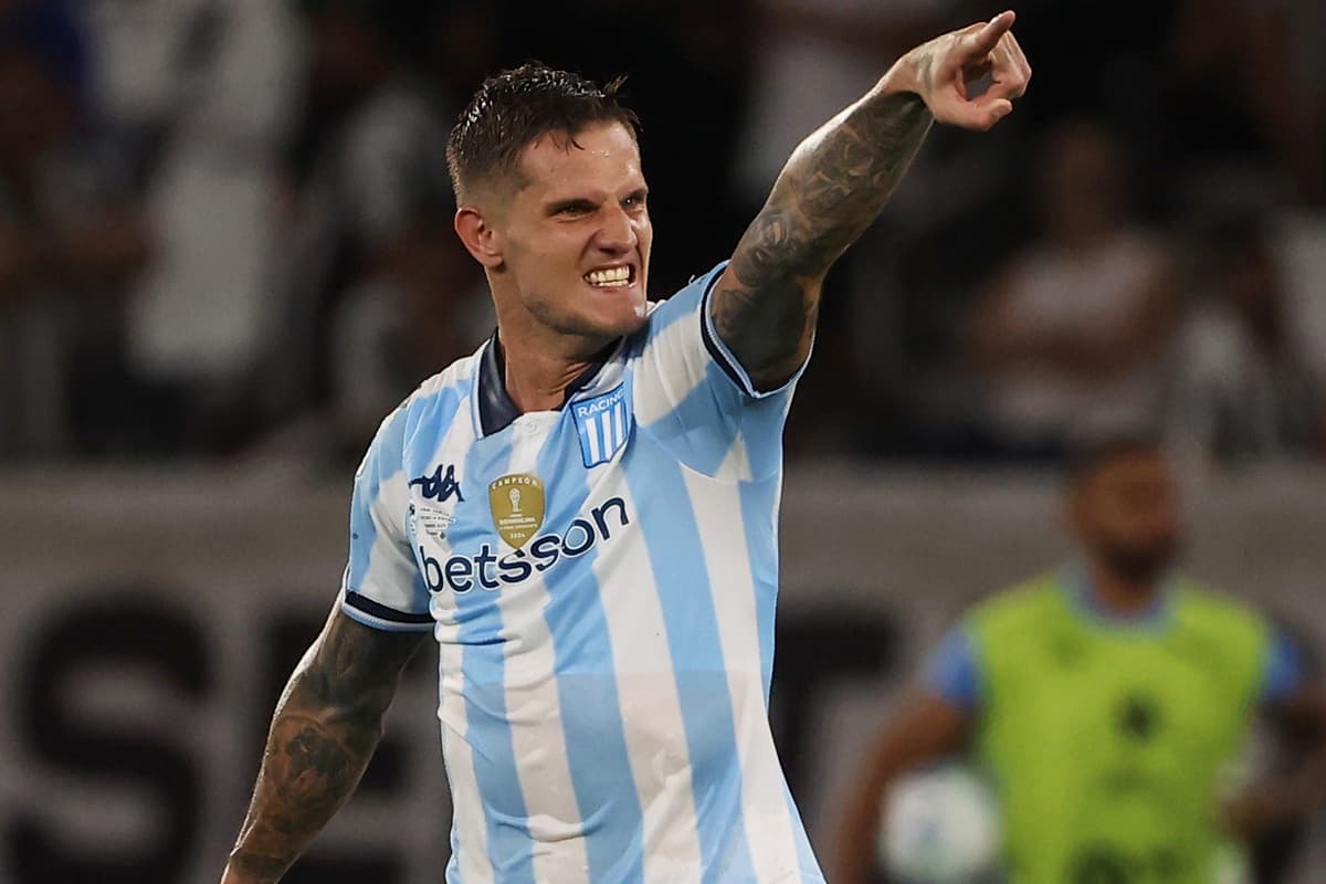 Bruno Zuculini aponta para a torcida e dá um sorriso pelo gol marcado pelo Racing sobre o Botafogo