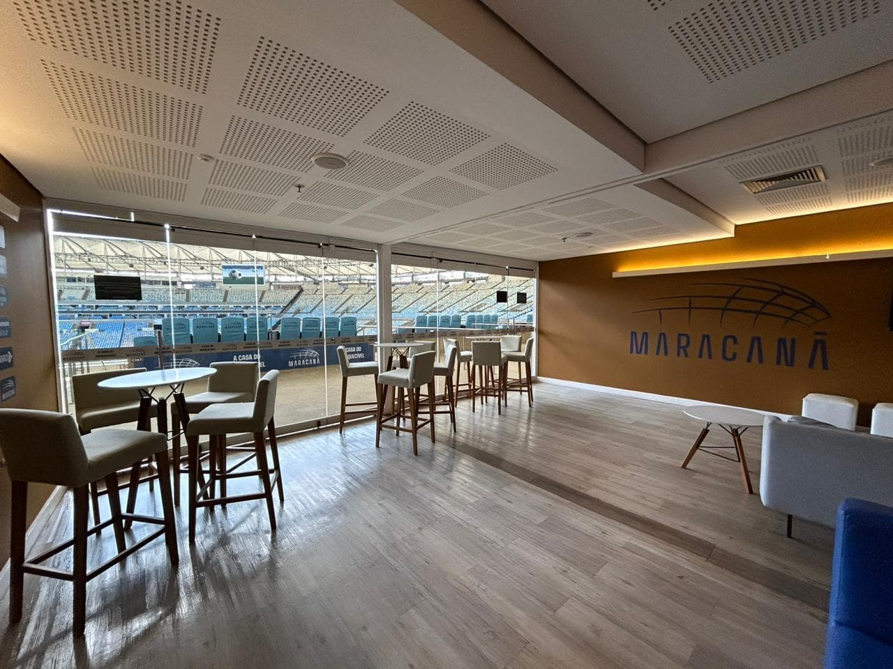 Camarote Maracanã com mesas, varanda e visão privilegiada do campo