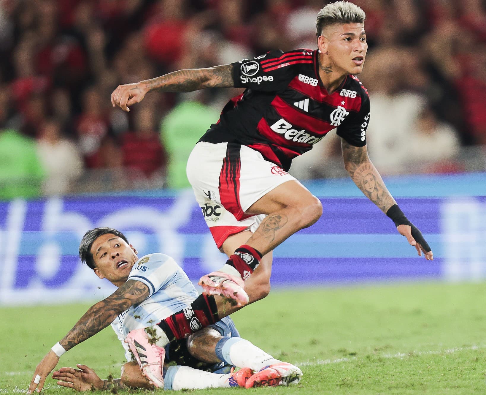 Carrascal olha para a bola com expectativa após finalização que decidiu a vitória do Flamengo sobre o Racing na semifinal da Libertadores