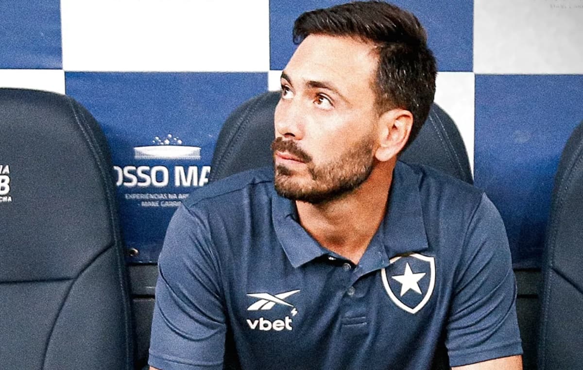 O técnico Davide Ancelotti sentando em banco de reservas em jogo do Botafogo