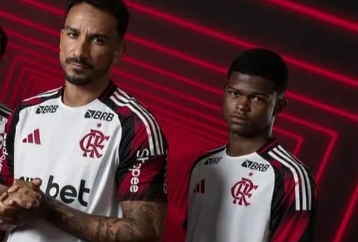 Douglas Telles e Danilo em apresentação da camisa do Flamengo