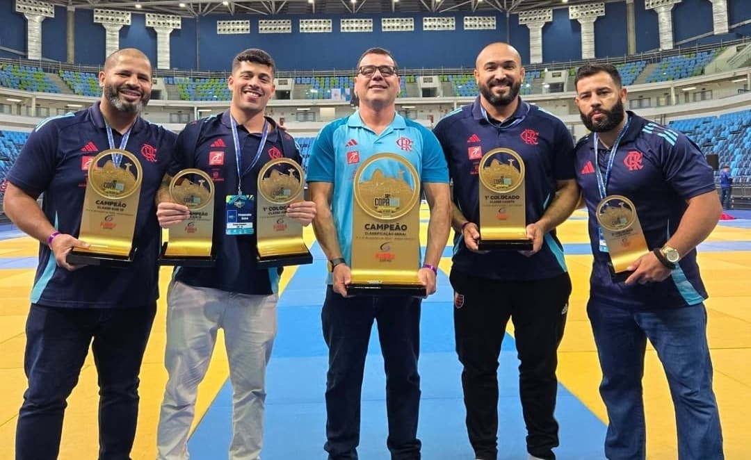 Profissionais do Flamengo com troféus conquistados na Copa Rio Internacional de Judô 2025