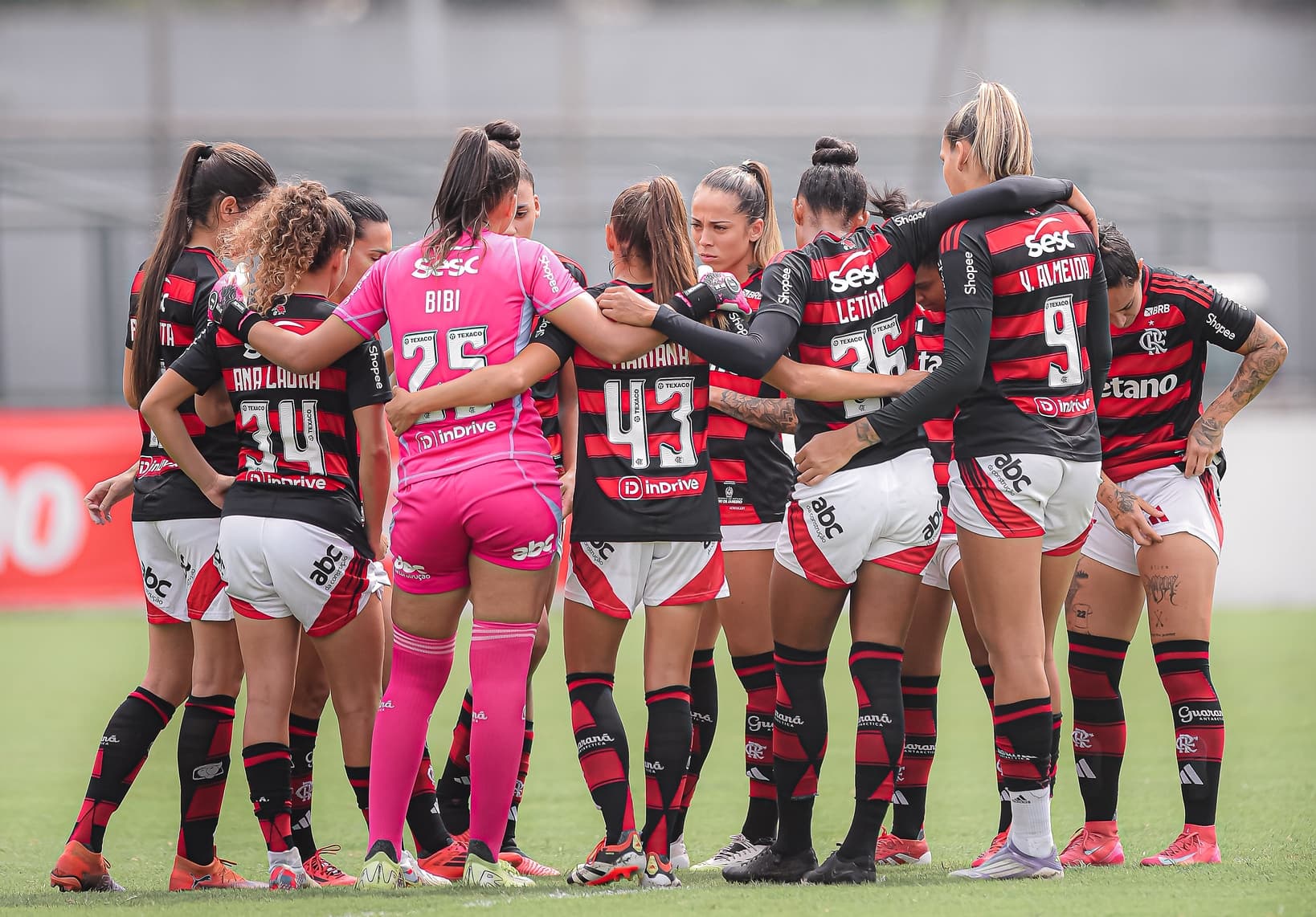 Atletas do Flamengo Feminino em roda de conversa antes da bola rolar contra Real Heips pelo Carioca Feminino 2025