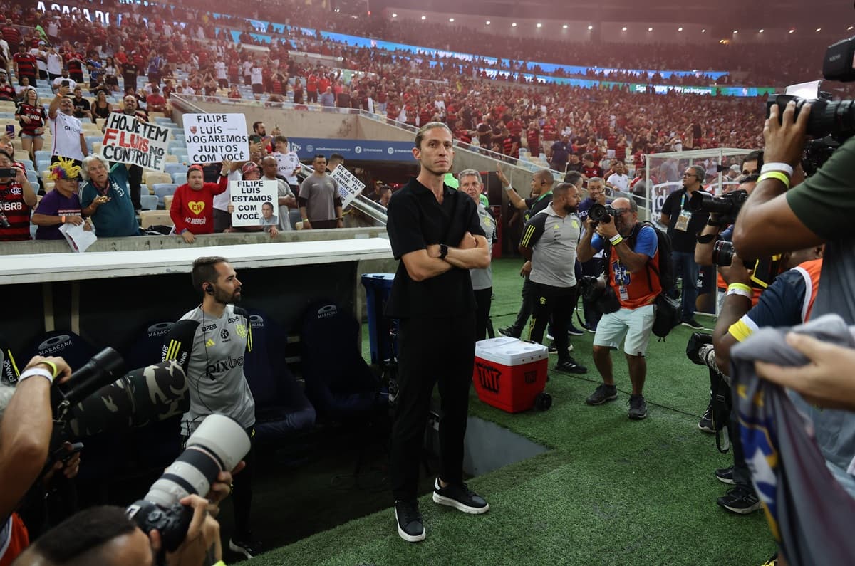 Filipe Luís em imagem que o mostra como o centro das atenções, na estreia como treinador pelo Flamengo