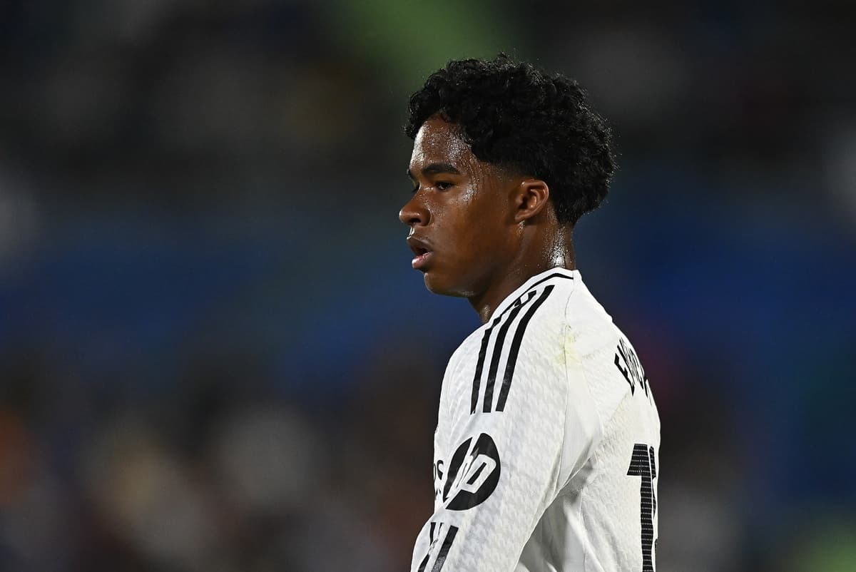 Endrick olha para a frente durante jogo do Real Madrid contra o Getafe, por La Liga