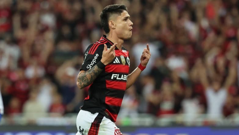 Jogador do Flamengo comemora gol contra o Fortaleza no Brasileirão 2025; veja odds, análise e onde assistir ao confronto pelo Campeonato Brasileiro.