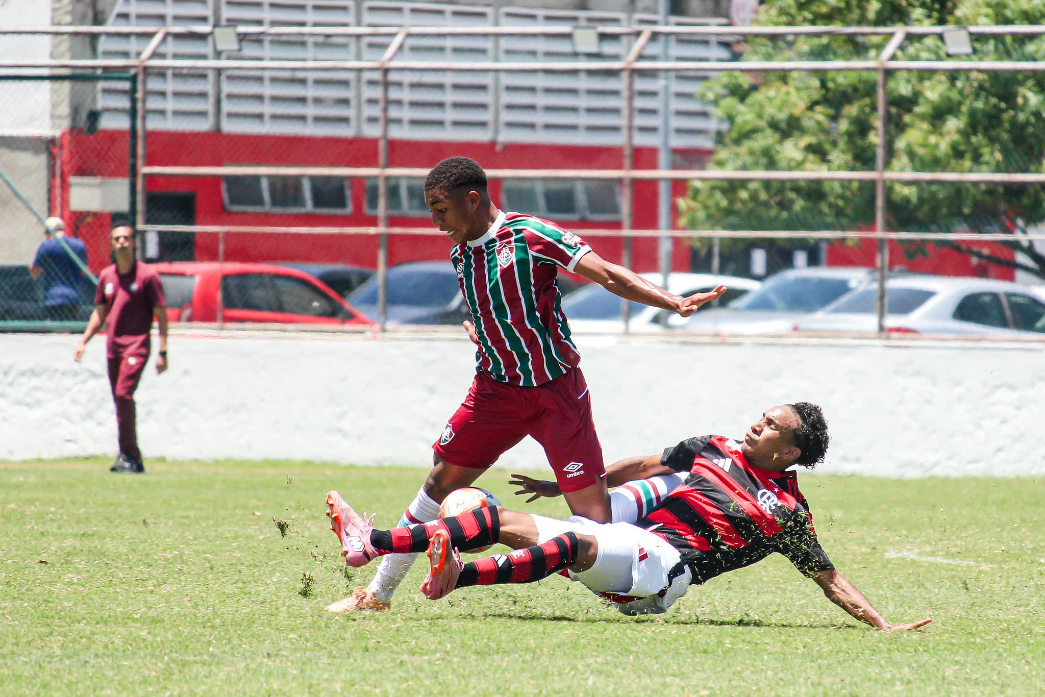Jogador do Flamengo entra duro no jogador do Fluminense em dividida durante Flamengo x Fluminense pela Copa Rio Sub-17