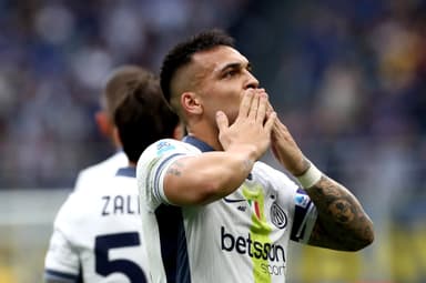 Lautaro Martínez, da Inter de Milão, comemora gol no Estádio Giuseppe Meazza, símbolo do bom momento da equipe antes do confronto com o Union St. Gilloise pela Liga dos Campeões 2025.