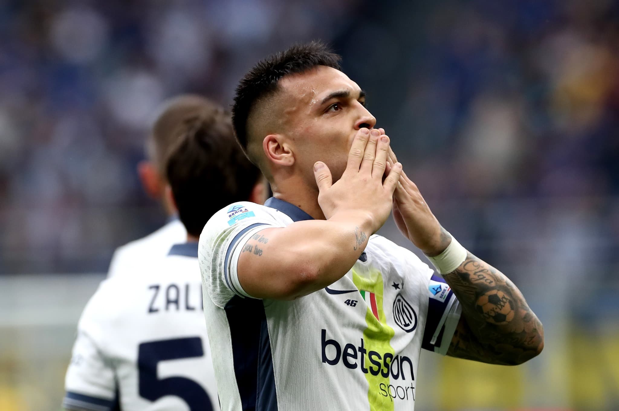 Lautaro Martínez, da Inter de Milão, comemora gol no Estádio Giuseppe Meazza, símbolo do bom momento da equipe antes do confronto com o Union St. Gilloise pela Liga dos Campeões 2025.