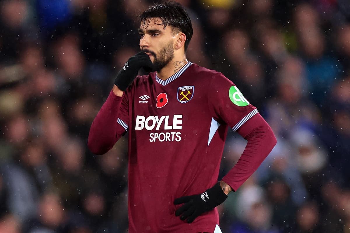 Lucas Paquetá leva a mão à boca e mostra cara de nervosismo durante jogo entre Leeds United e West Ham