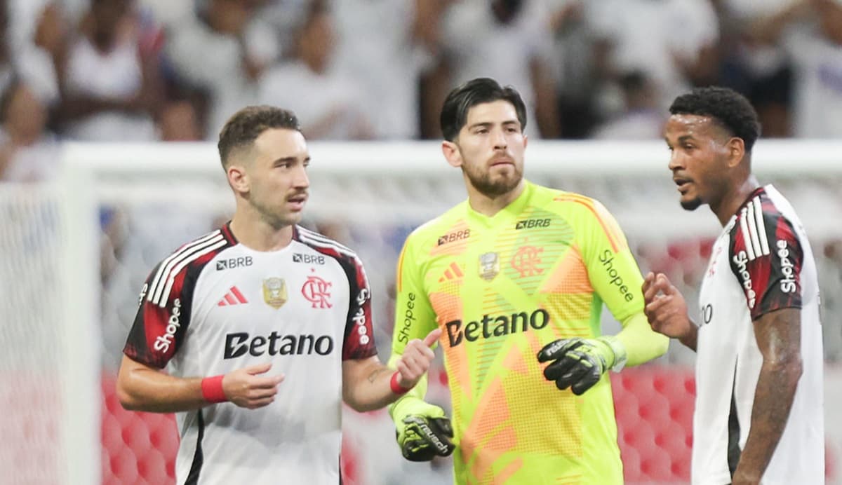 léo ortiz cleiton e rossi em jogo do flamengo contra o bahia