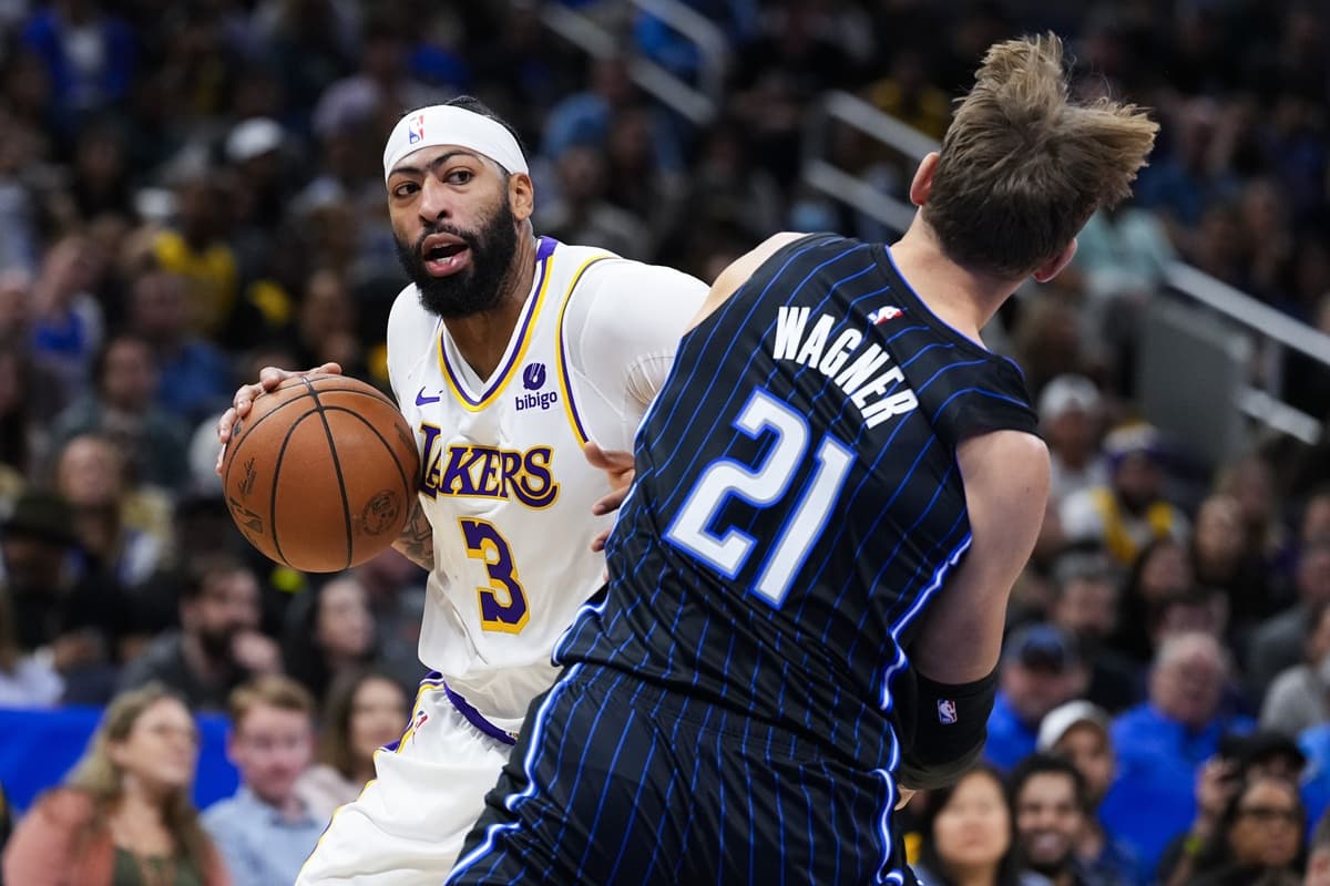 Moritz Wagner encara jogada de Anthony Davis em jogo entre Orlando Magic e Los Angeles Lakers