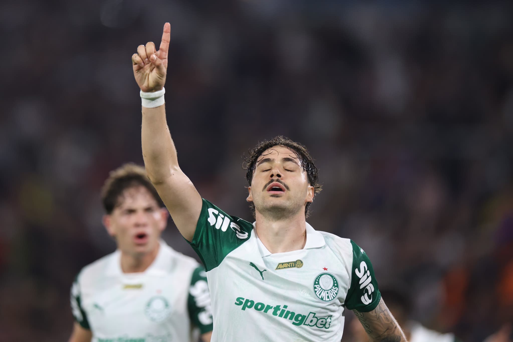 Mauricio do Palmeiras comemora gol com gesto de fé durante jogo do Brasileirão 2025 contra o Fluminense, no Maracanã, no Rio de Janeiro.