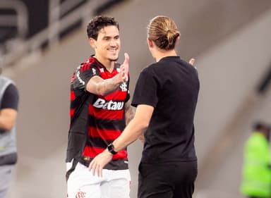 Pedro cumprimenta Filipe Luís, técnico do Flamengo, durante Botafogo x Flamengo, pelo Brasileirão, no Engenhão