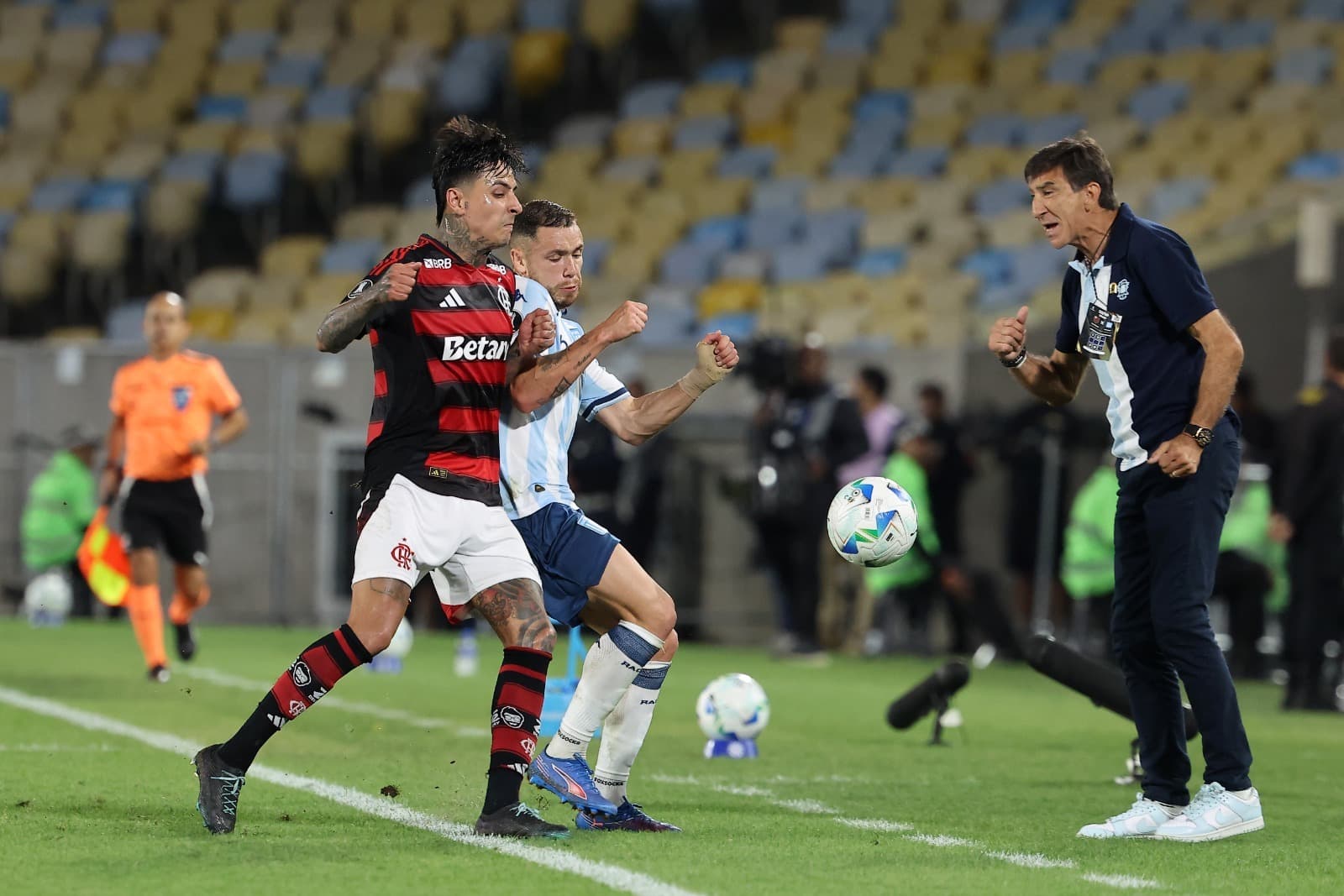 Pulgar disputa bola com jogador do Racing, na frente do treinador argentino Gustavo Costas, em jogo da Libertadores Flamengo x Racing