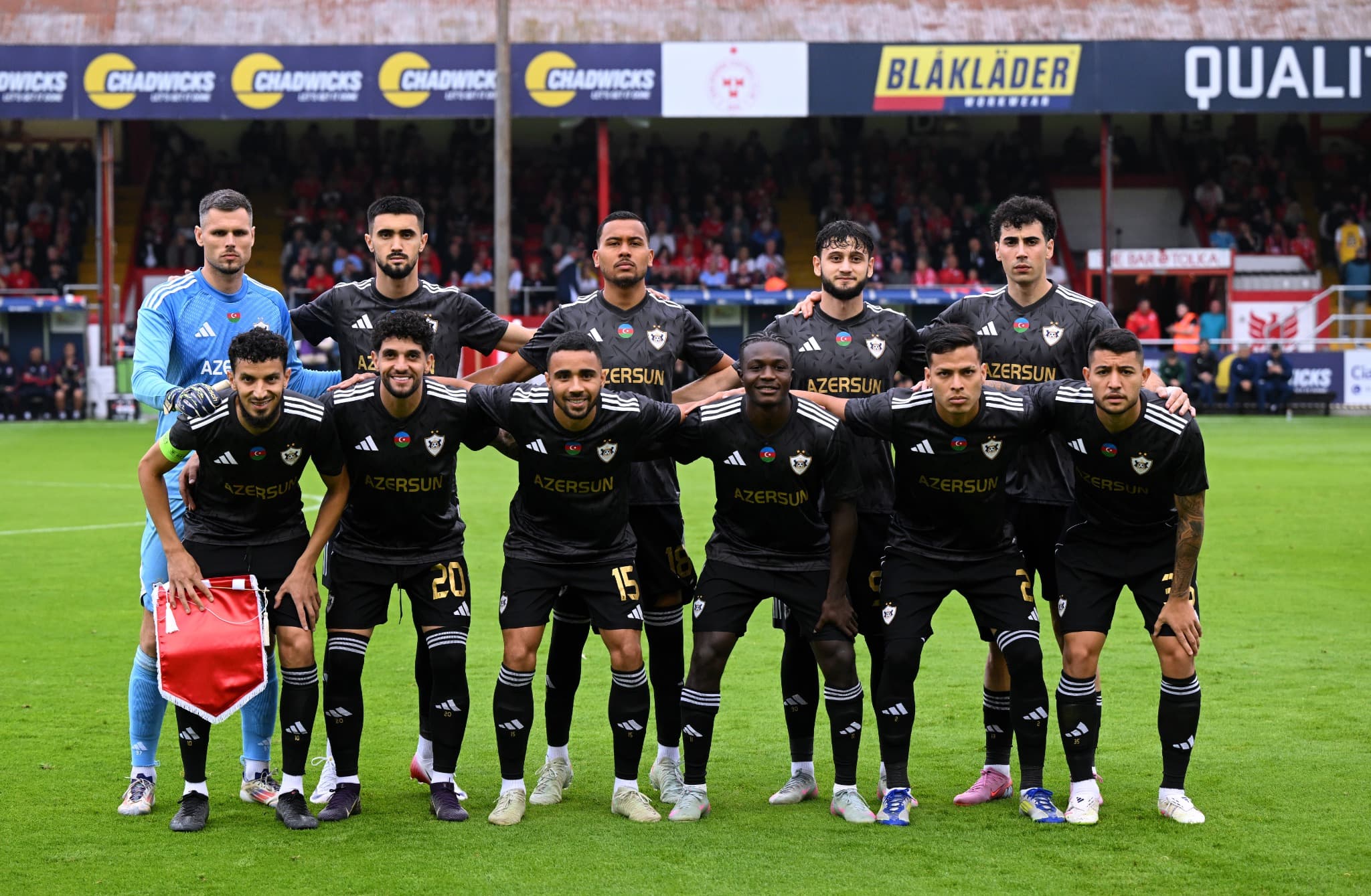 Elenco do Qarabag posando para foto oficial antes de partida pela Liga dos Campeões de 2025 contra o Shelbourne, em Dublin, Irlanda.