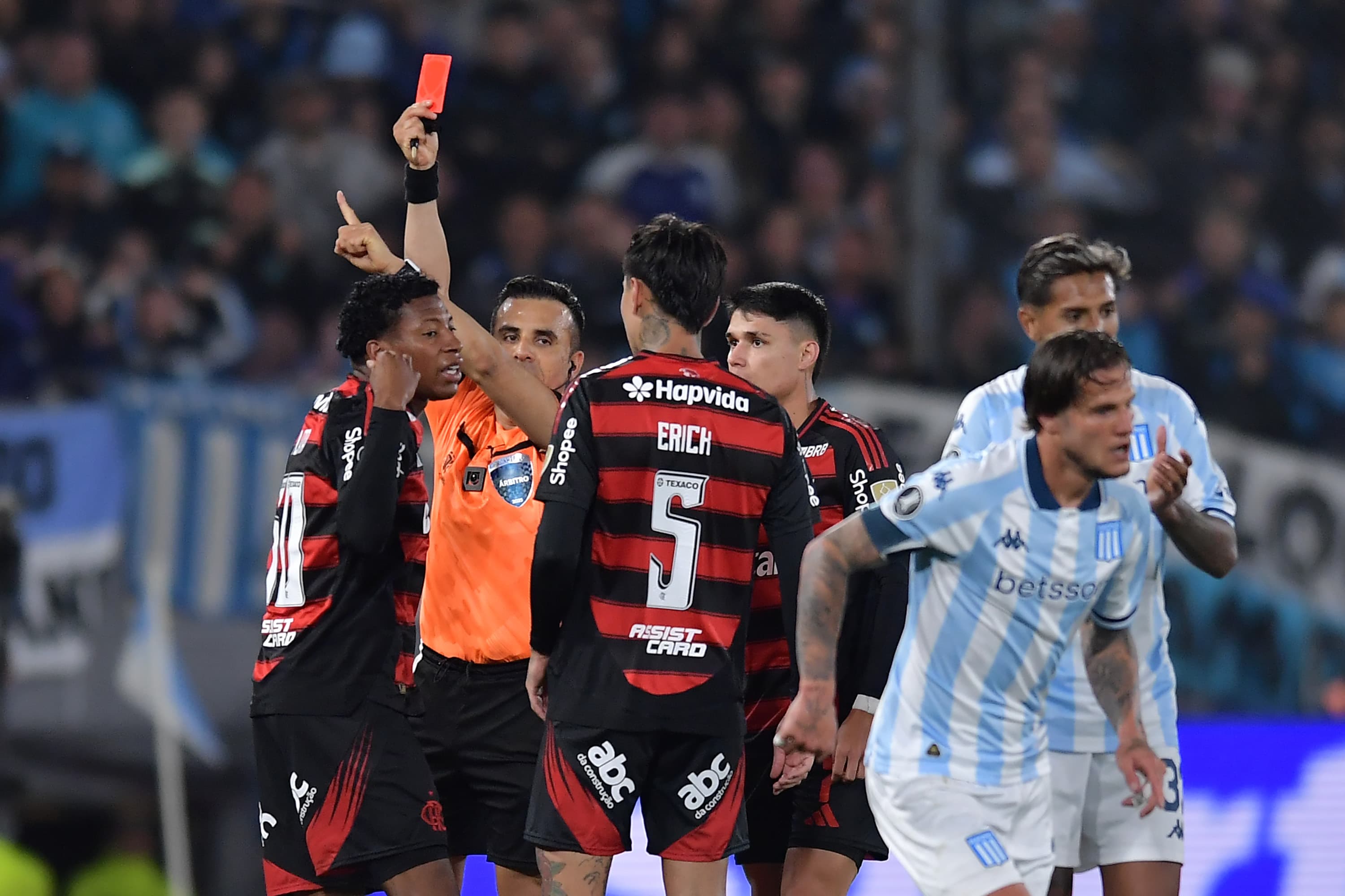 Piero Maza expulsando Gonzalo Plata em Racing x Flamengo