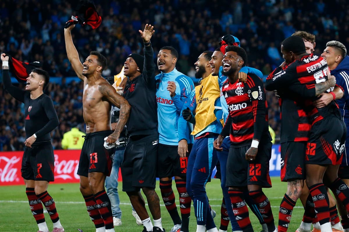 Elenco do Flamengo celebra classificação à final da Libertadores após jogo contra o Racing
