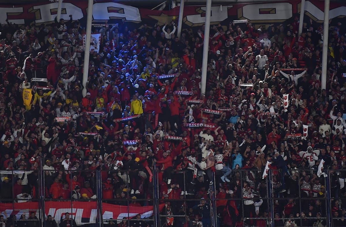Torcida do Flamengo canta para celebrar classificação à final da Libertadores
