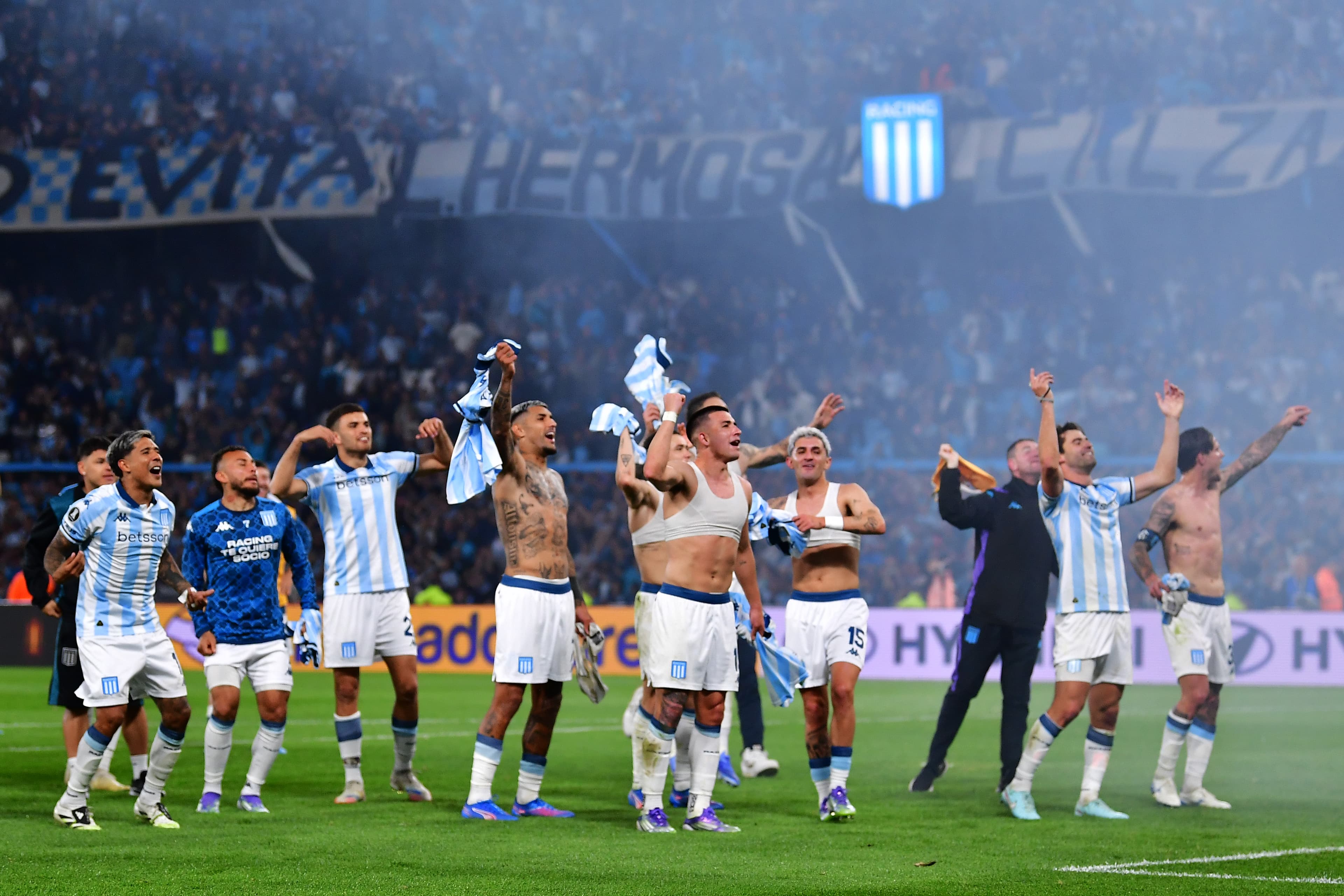 Jogadores do Racing, comemoram no gramado do El Cilindro, classificação na Libertadores diante o Vélez