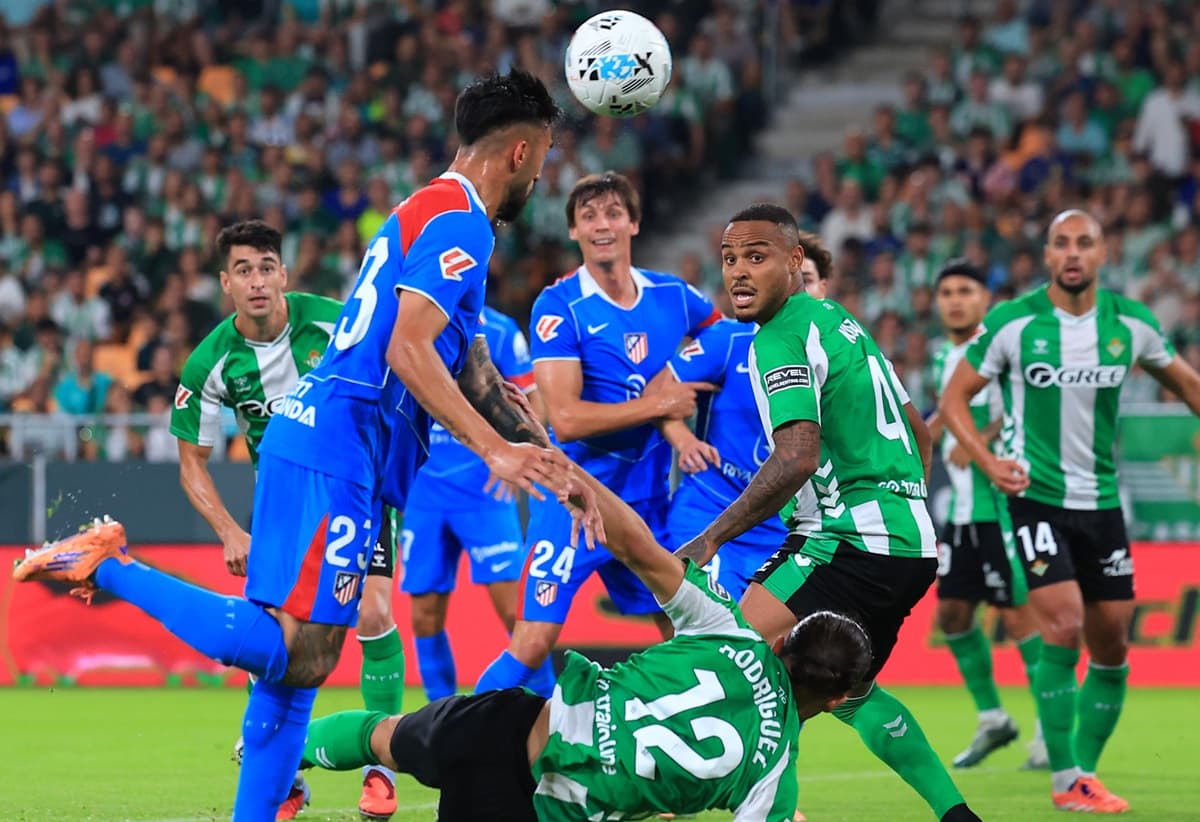 Natan tenta impedir gol do Atlético de Madrid enquanto observa jogada em partida de La Liga