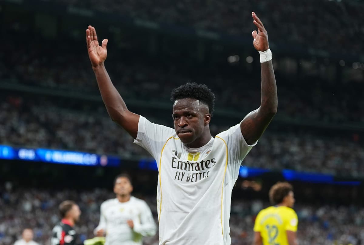 Vini Jr ergue as mãos para os céus e comemora gol do Real Madrid sobre o Villarreal
