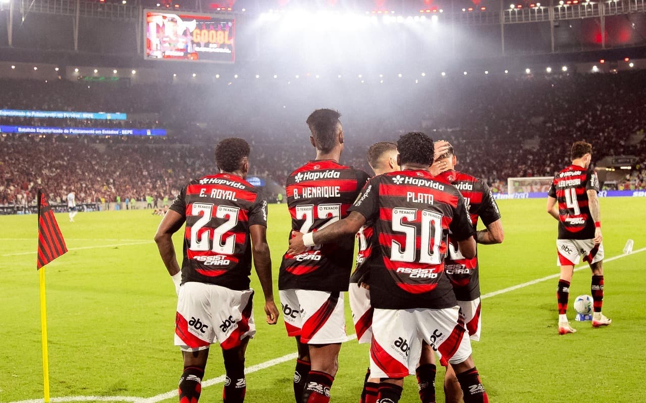 emerson royal, bruno henrique e plata comemoram gol com carrascal, durante Flamengo x Racing, pela Libertadores