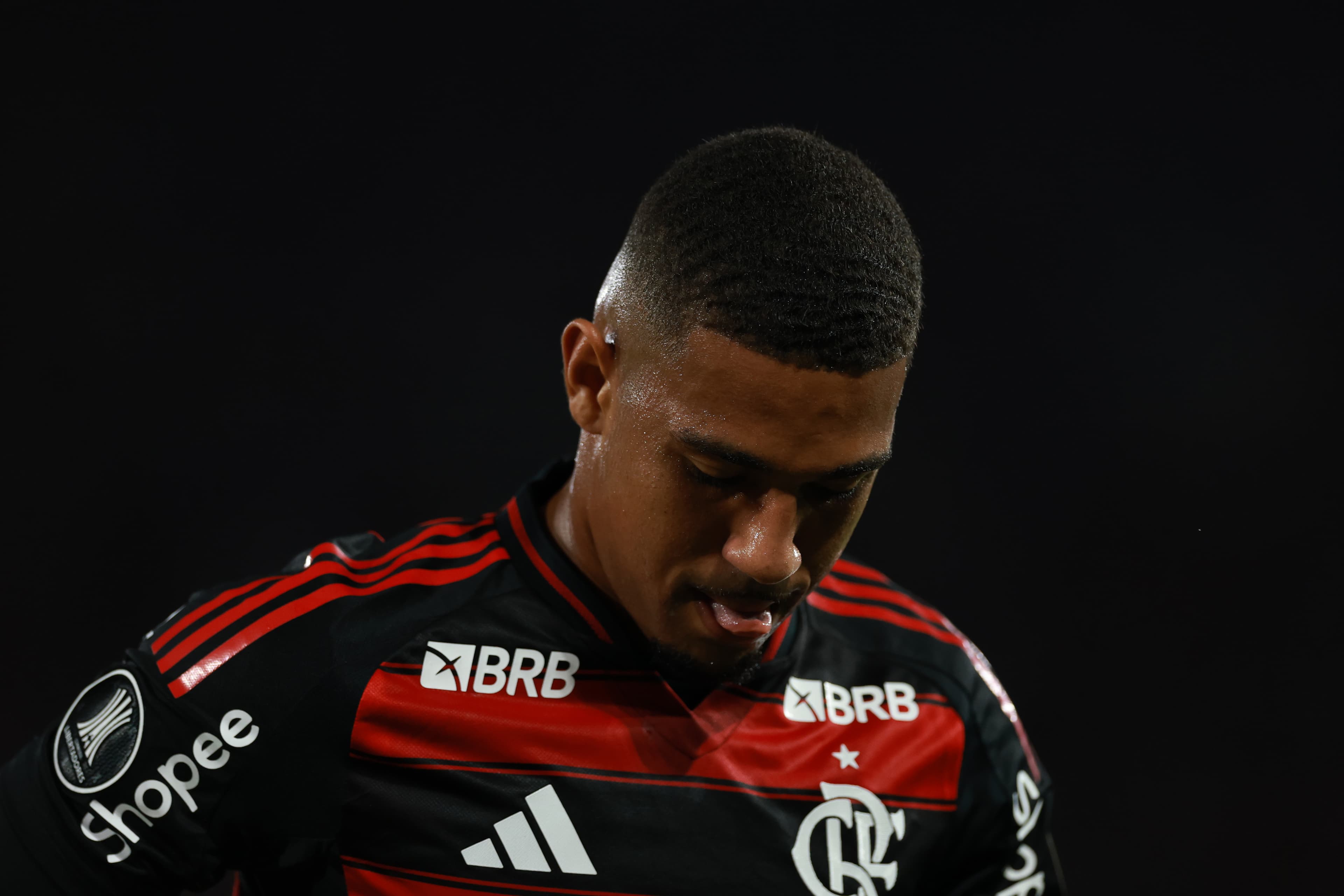 Samuel Lino cabisbaixo com língua para fora em jogo do Flamengo contra Estudiantes, pela Libertadores, no Maracanã
