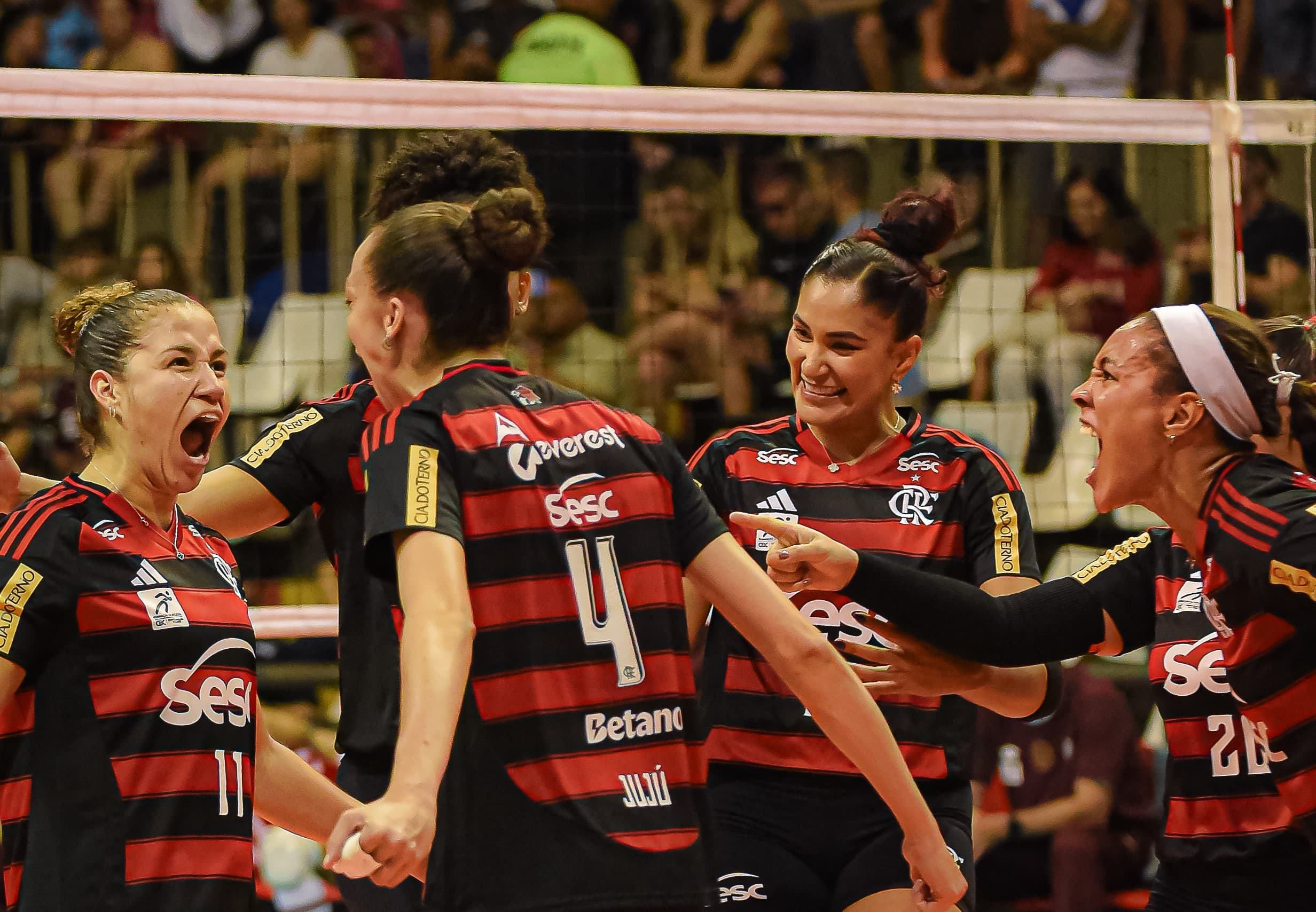 Karina, Juju, Tainara e Simone Lee vibram juntas após ponto do Sesc Flamengo