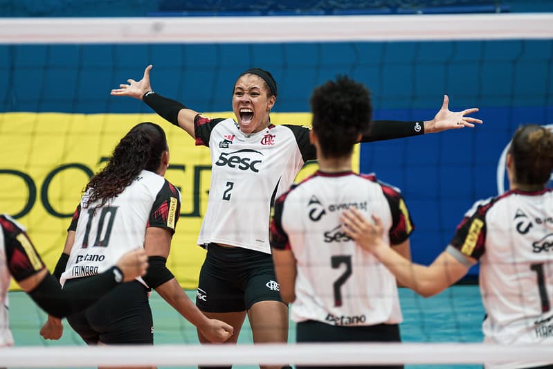 Simone Lee vibra com os braços abertos olhando para Tainara após ponto do Sesc Flamengo no clássico com o Fluminense