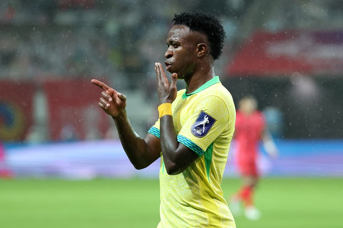 Comemorando gol contra a Coreia do Sul, Vini Jr faz sinais com as mãos