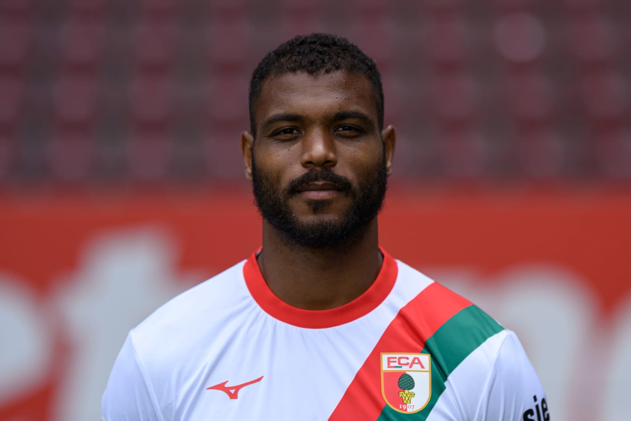 Steve Mounié, atacante do Benin, durante sessão de fotos pelo FC Augsburg antes das Eliminatórias da Copa do Mundo África 2025; confira palpites