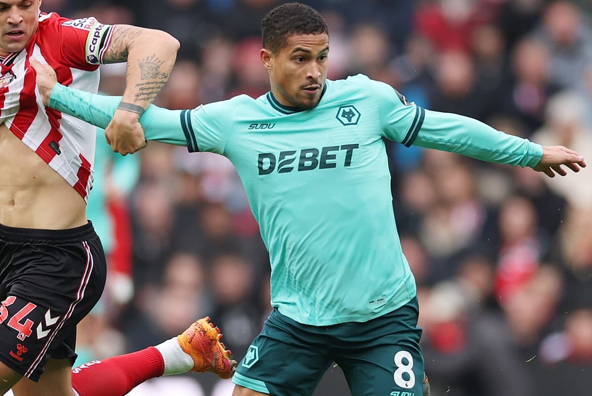 João Gomes disputa bola e puxa camisa de jogador do Sunderland
