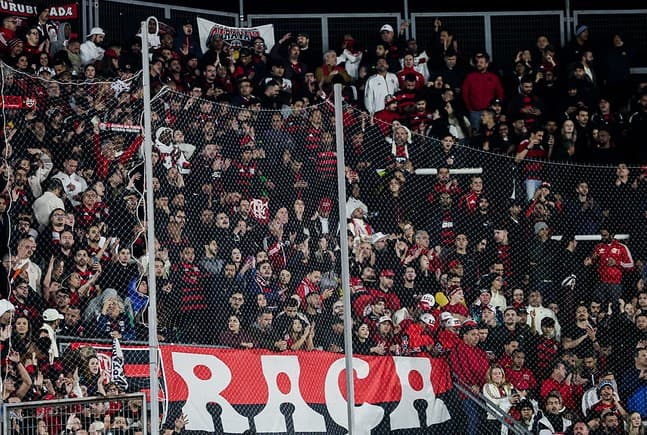Torcedores do Flamengo no setor visitante do estádio do Estudiantes, na Argentina, no jogo de volta das quartas da Libertadores