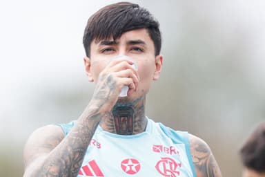 Erick Pulgar bebe água em treino do Flamengo