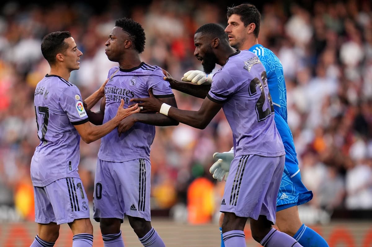 Vini Jr é escoltado por Courtois, Lucas Vázquez e Rüdiger após ser expulso contra o Valencia
