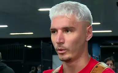 Varela concede entrevista na chegada ao Engenhão para Botafogo x Flamengo