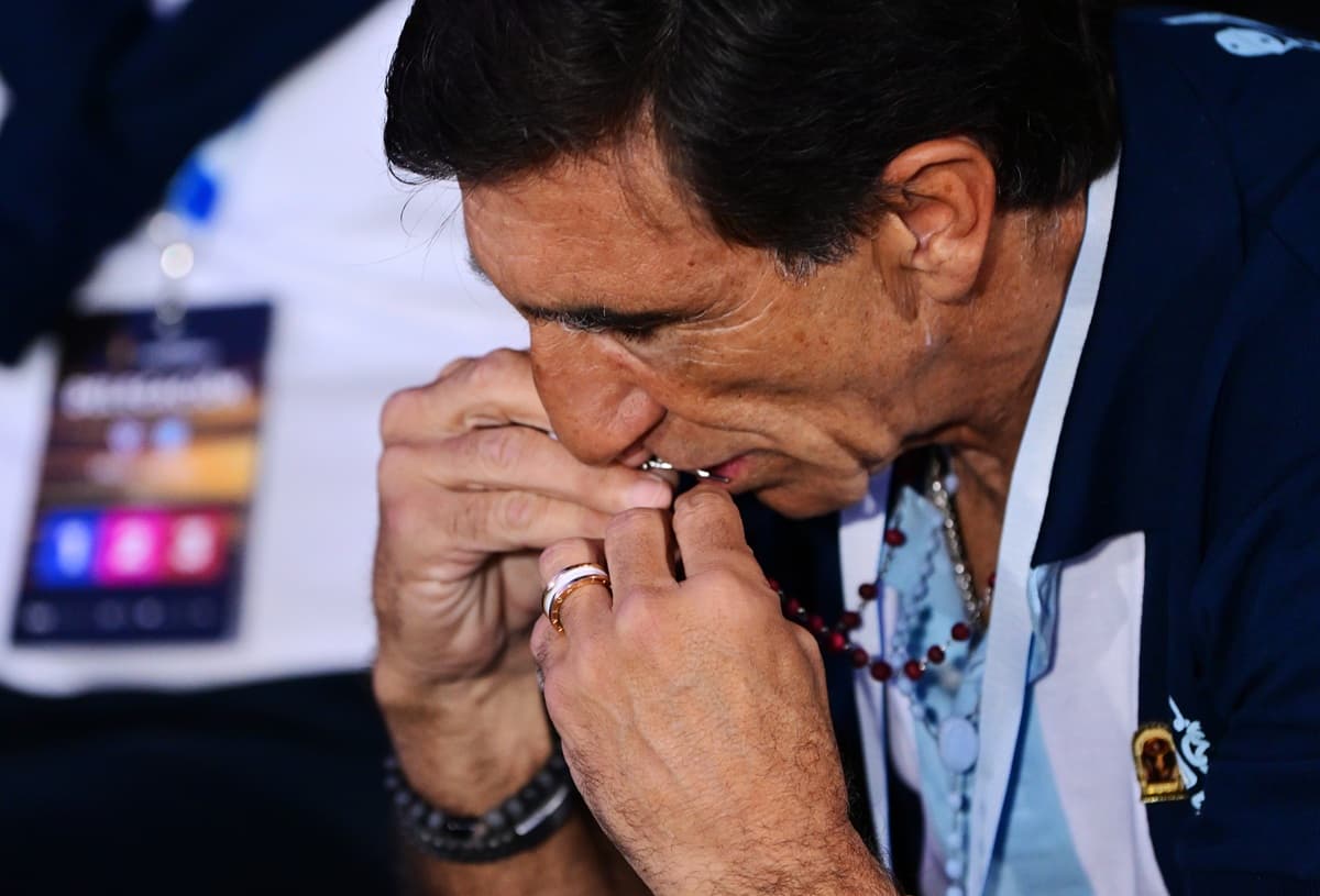 Técnico do Racing beija amuleto e faz reza final antes de jogo contra o Vélez, na Libertadores