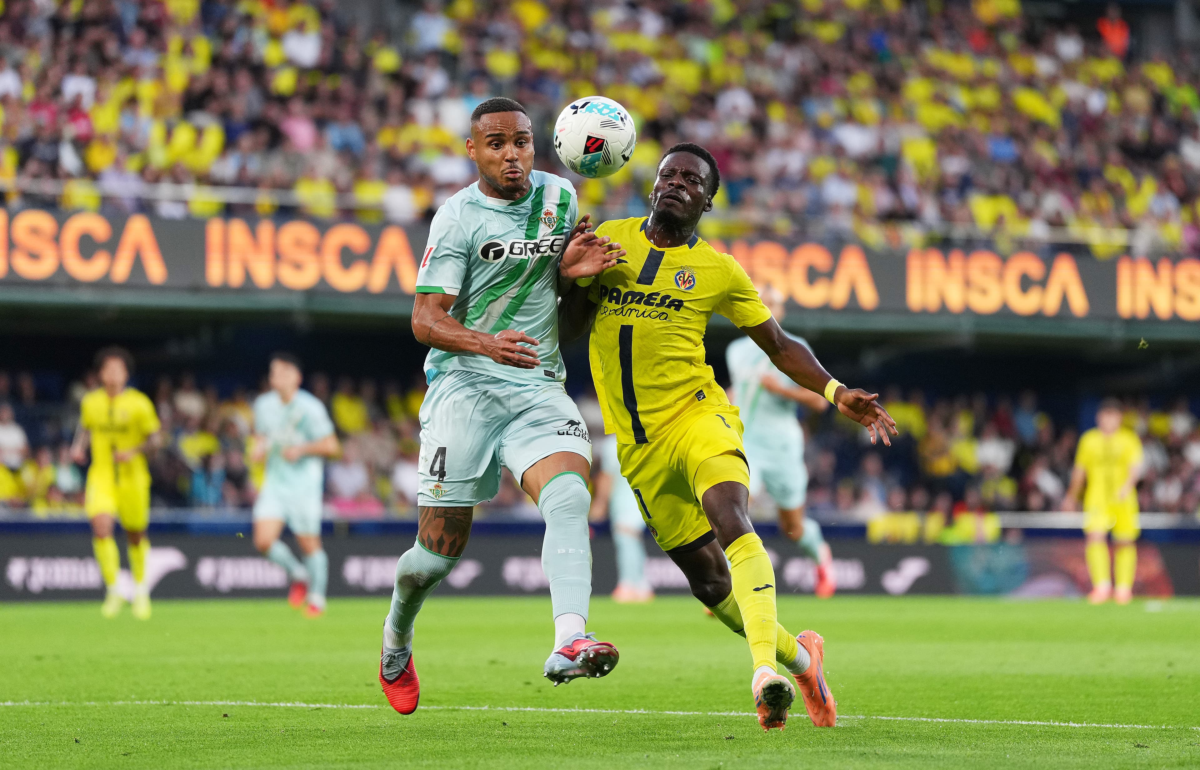 Zagueiro ex-Flamengo, Natan, do Real Betis, disputando bola contra jogador do Villareal em duelo da La Liga
