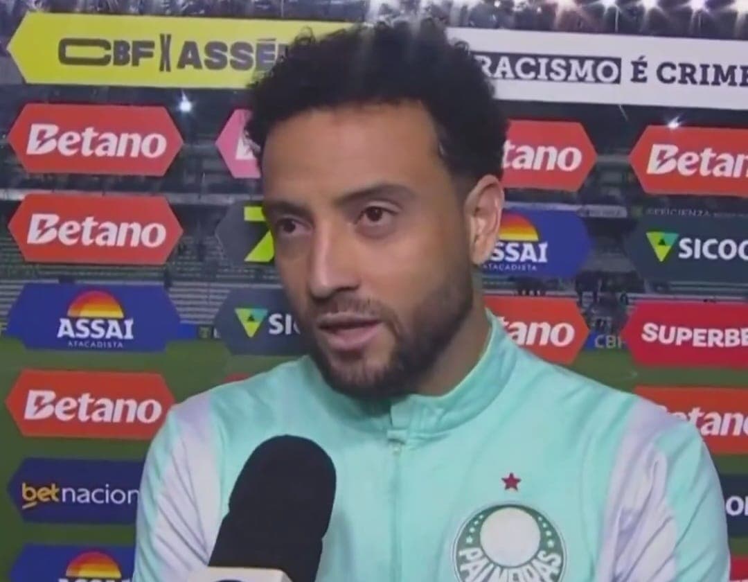 Felipe Anderson concede entrevista na beira do campo após Palmeiras vencer o Juventude