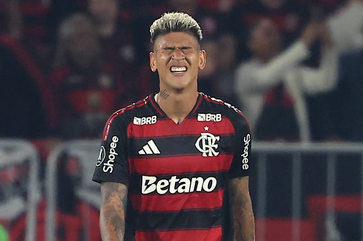 Carrascal faz careta e lamenta após lance contra o Racing