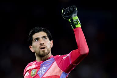 Goleiro Rossi do Flamengo celebra no Maracanã em jogo contra o Mirassol pelo Brasileirão 2025
