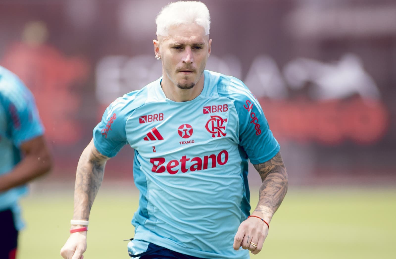 Varela correndo em treino do Flamengo no Ninho do Urubu