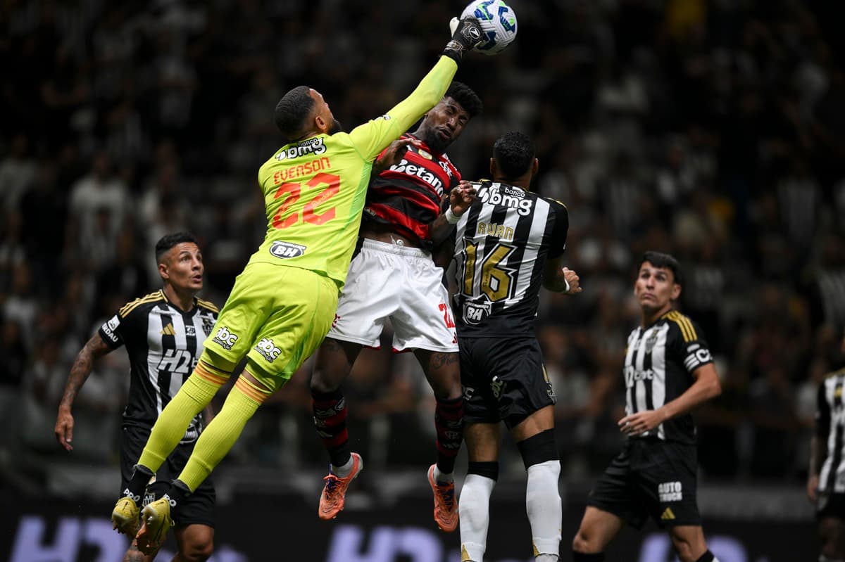 Everson sai do gol e soca bola em disputa com Emerson Royal em Atlético-MG 1x0 Flamengo