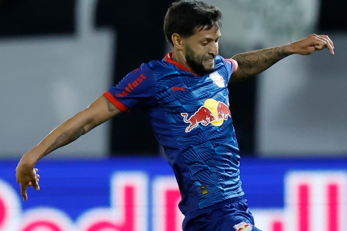 Capixaba tenta jogada em dividida contra jogador do Palmeiras