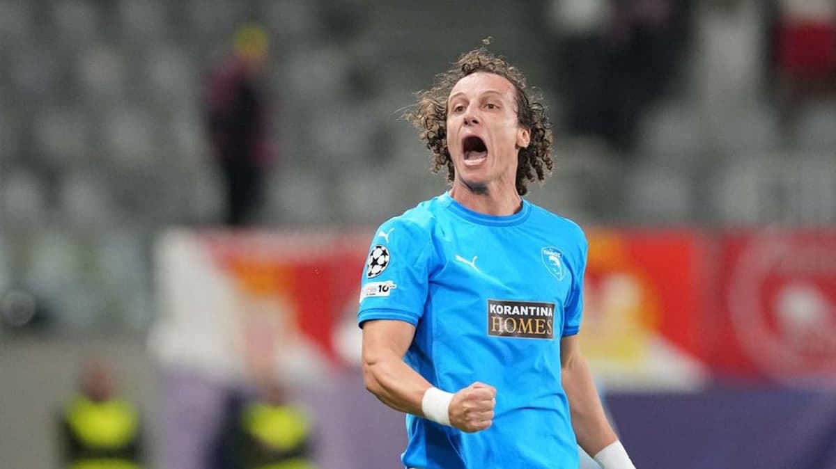 David Luiz grita e soca o ar após marcar gol do Pafos contra o Mônaco