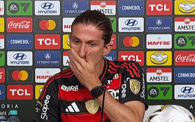 Filipe Luís passa a mão no rosto durante a coletiva do título do Flamengo na Libertadores