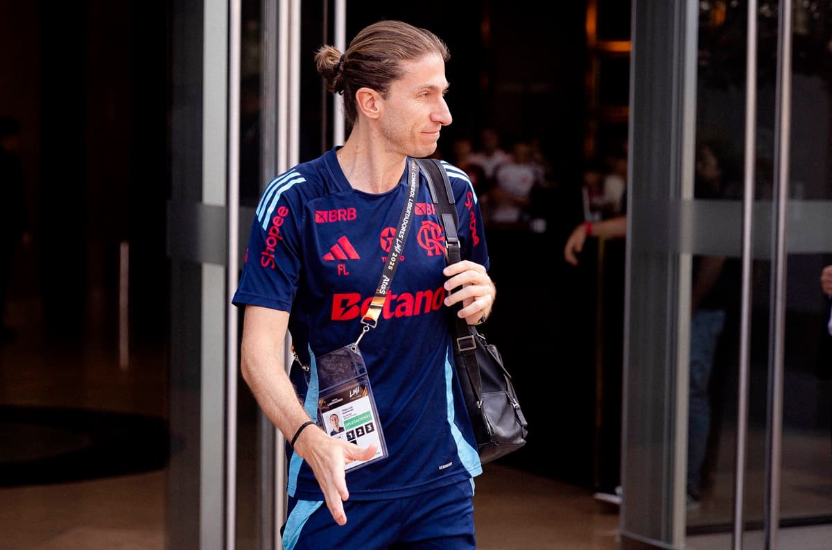 Filipe Luís deixa hotel que hospeda o Flamengo em Lima, no Peru, para a final da Libertadores